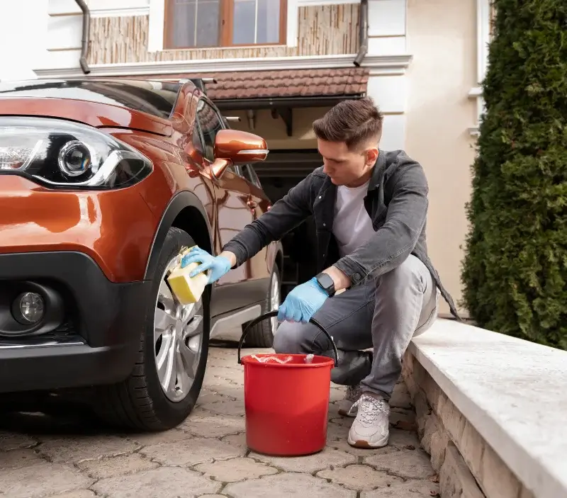 Lavage auto à domicile Châteauneuf-d'Entraunes : professionnel intervenant sur un véhicule